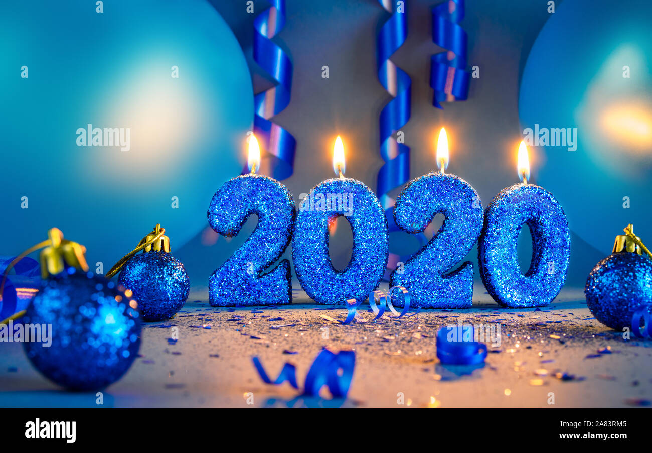 Nuovi anni 2020 blu glitter candals con palloncini e bandiere - stagionale e vacanze Concetto di immagine. Foto Stock