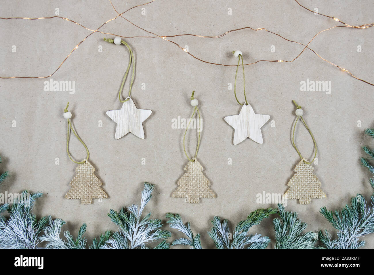 Composizione Flatlay del legno e decorazioni di Natale su sfondo della carta. Copia spazio, vista dall'alto. Natale, inverno, anno nuovo concetto. Foto Stock