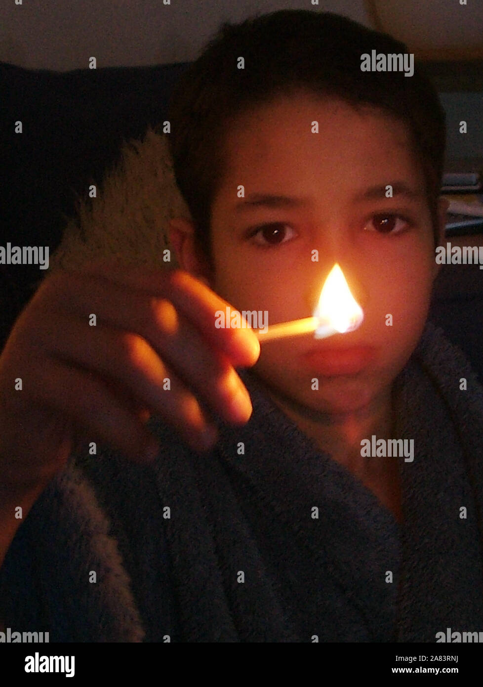 Ragazzo giocando con il fuoco, l'incendio doloso Foto Stock