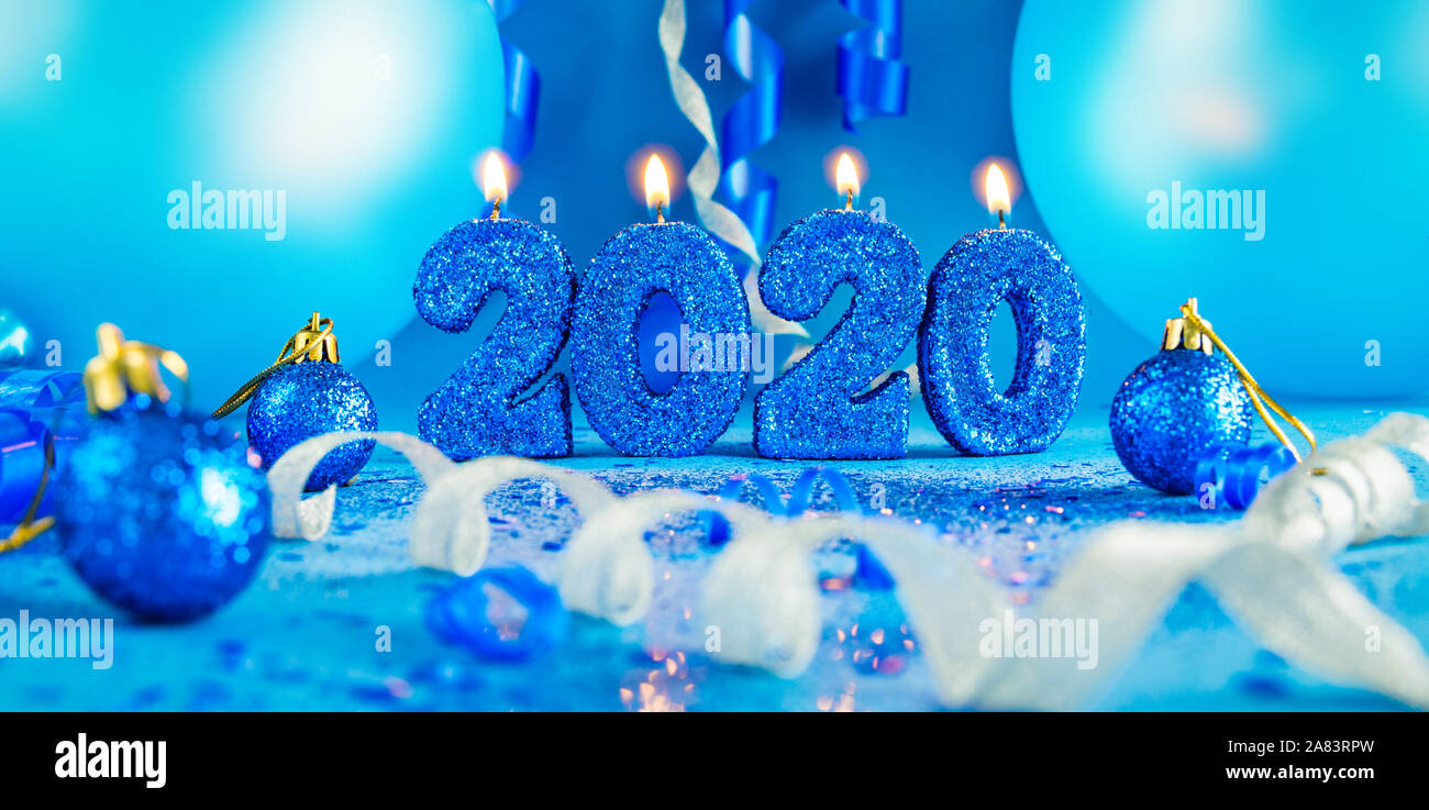 2020 Nuovo testo anni acceso candele con altre decorazioni - nuovi anni concetto celebrazioni Foto Stock