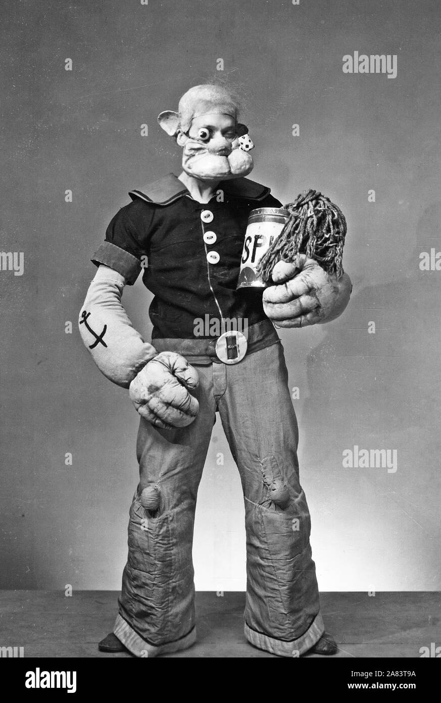 Intrattenitore degli anni '30 vestito come il personaggio di Popeye il Sailor Man (Jack Riano) Foto Stock