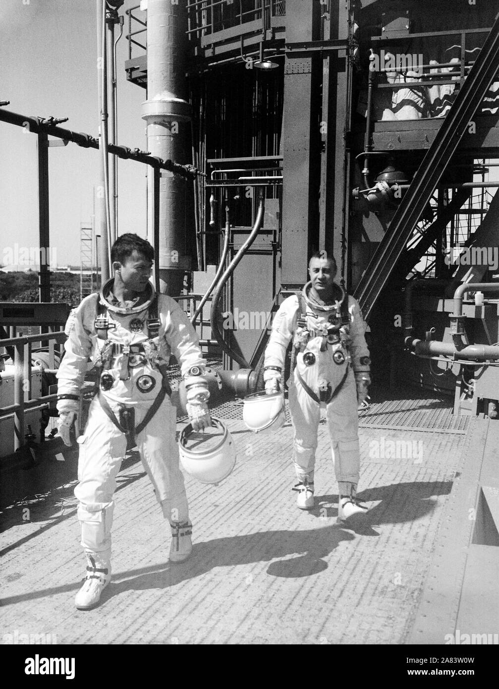 Gli astronauti John W. Young (sinistra), pilota, e Virgil I. Grissom, il comando pilota, per l'Gemini-Titan 3 volo, sono mostrati lasciando il launch pad dopo le simulazioni in Gemini-3 navicelle spaziali. Foto Stock