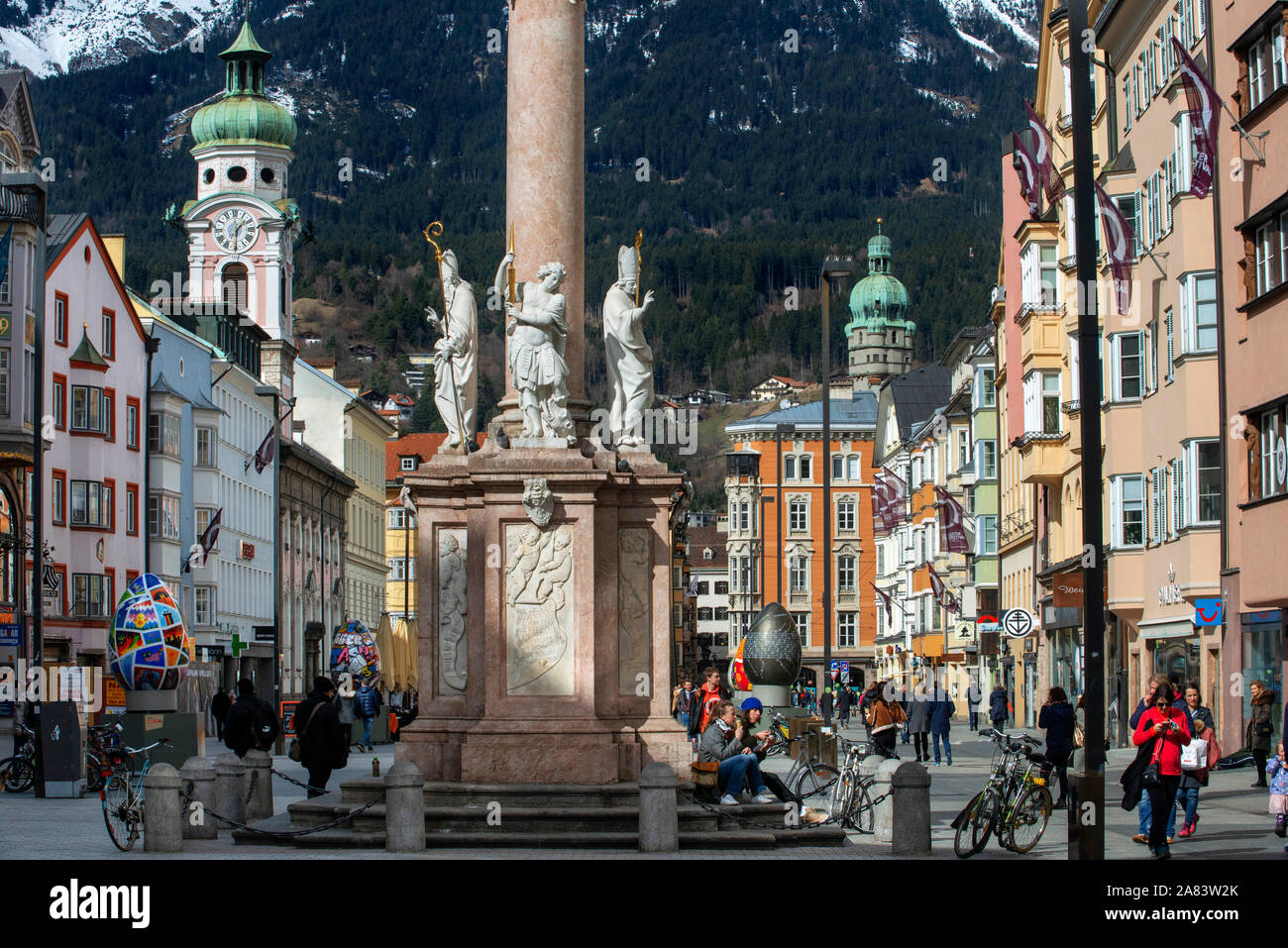 Maria-Theresien-Strasse Maria Teresa Street con il Annasaule di Sant'Anna Colonna, una delle strade più trafficate della città di Innsbruck, in Tirolo, Austria Foto Stock