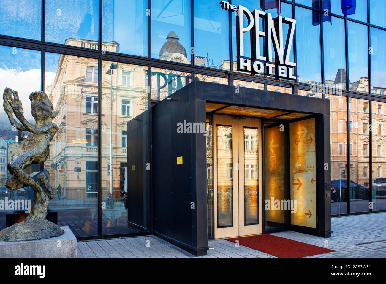 La riflessione di edifici e le montagne in vetro frontale Penz Hotel Innsbruck, Austria Foto Stock