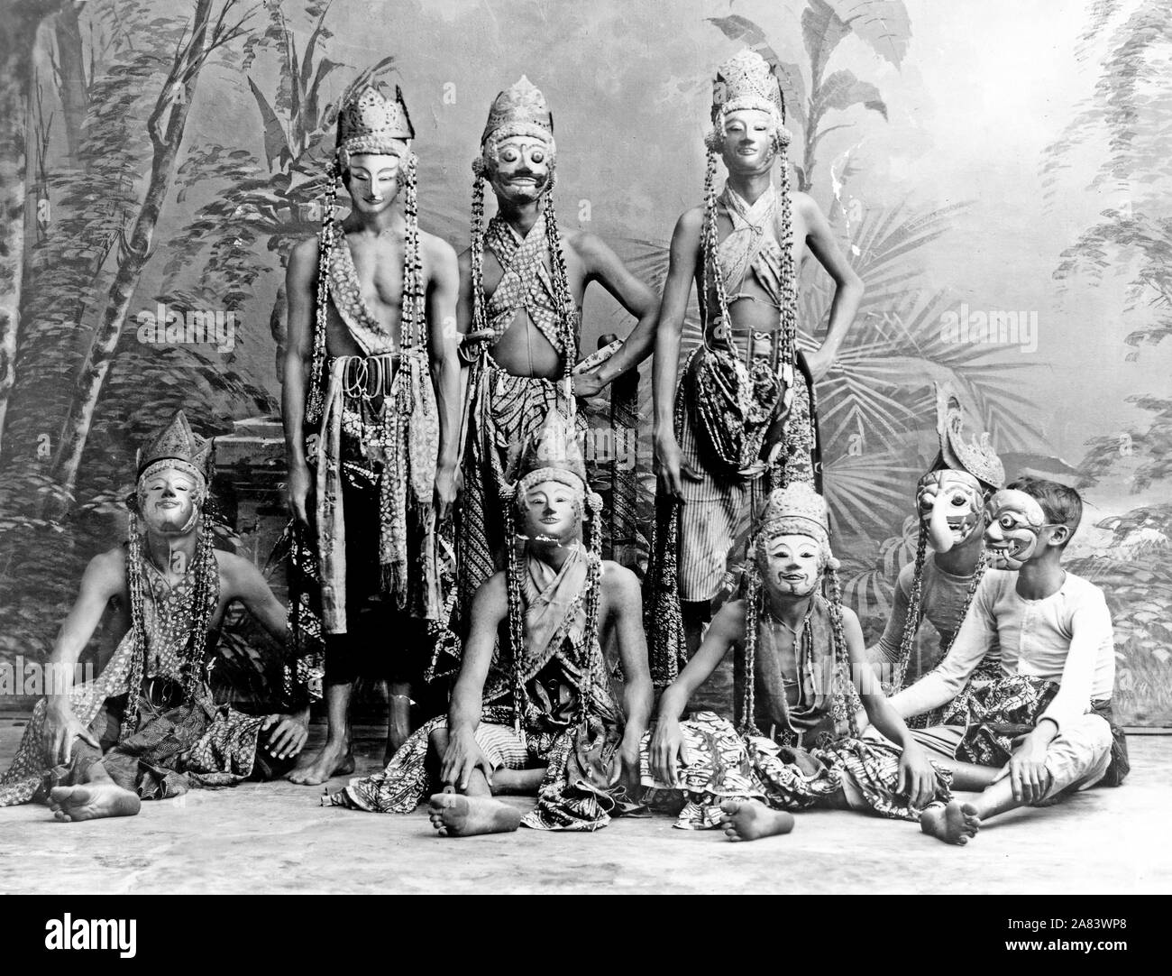 Uomini mascherati del teatro che agiscono in Topéing, Java, Indonesia 1900-1923 Foto Stock