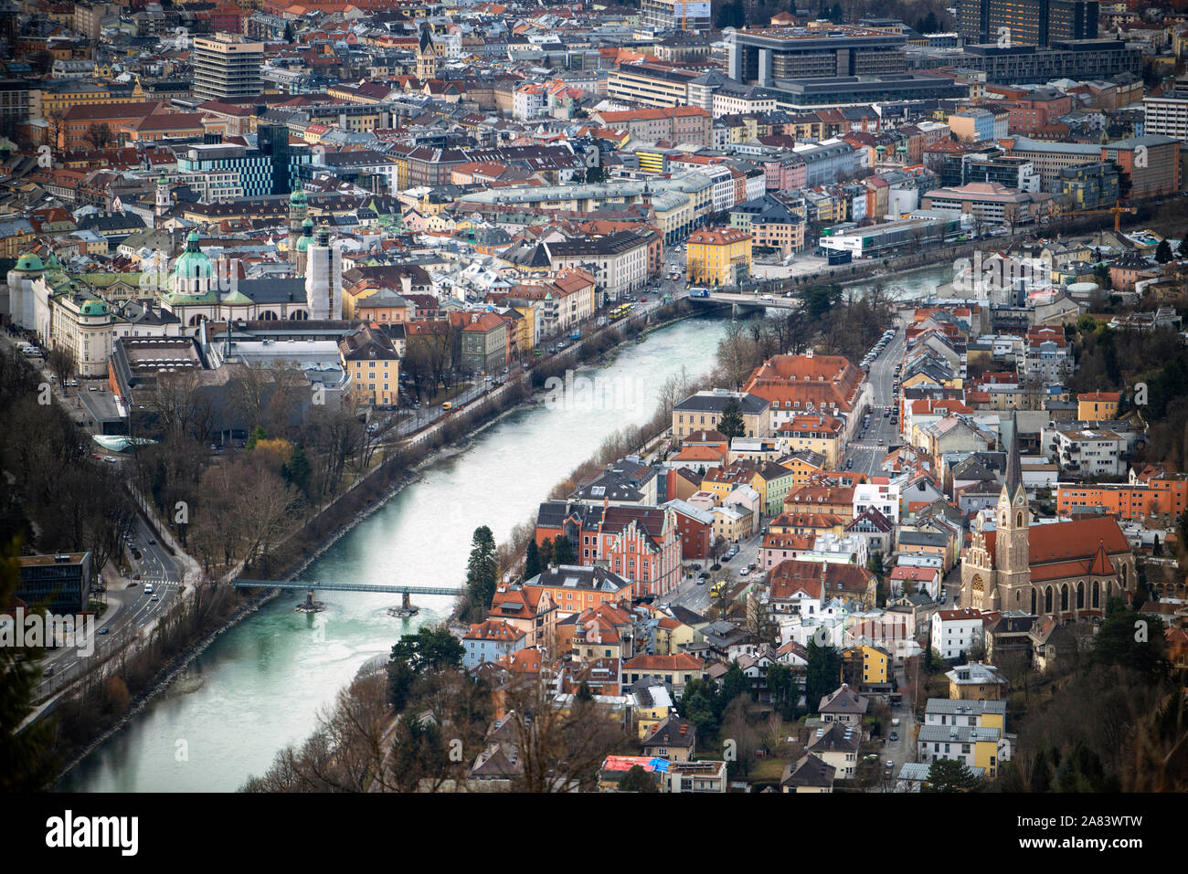 La città e il fiume Inn da Nordkette sky resort di montagna e piste da sci vicino a Innsbruck in Tirolo Austria fiume Inn con Innsteg ponte pedonale e Hu Foto Stock