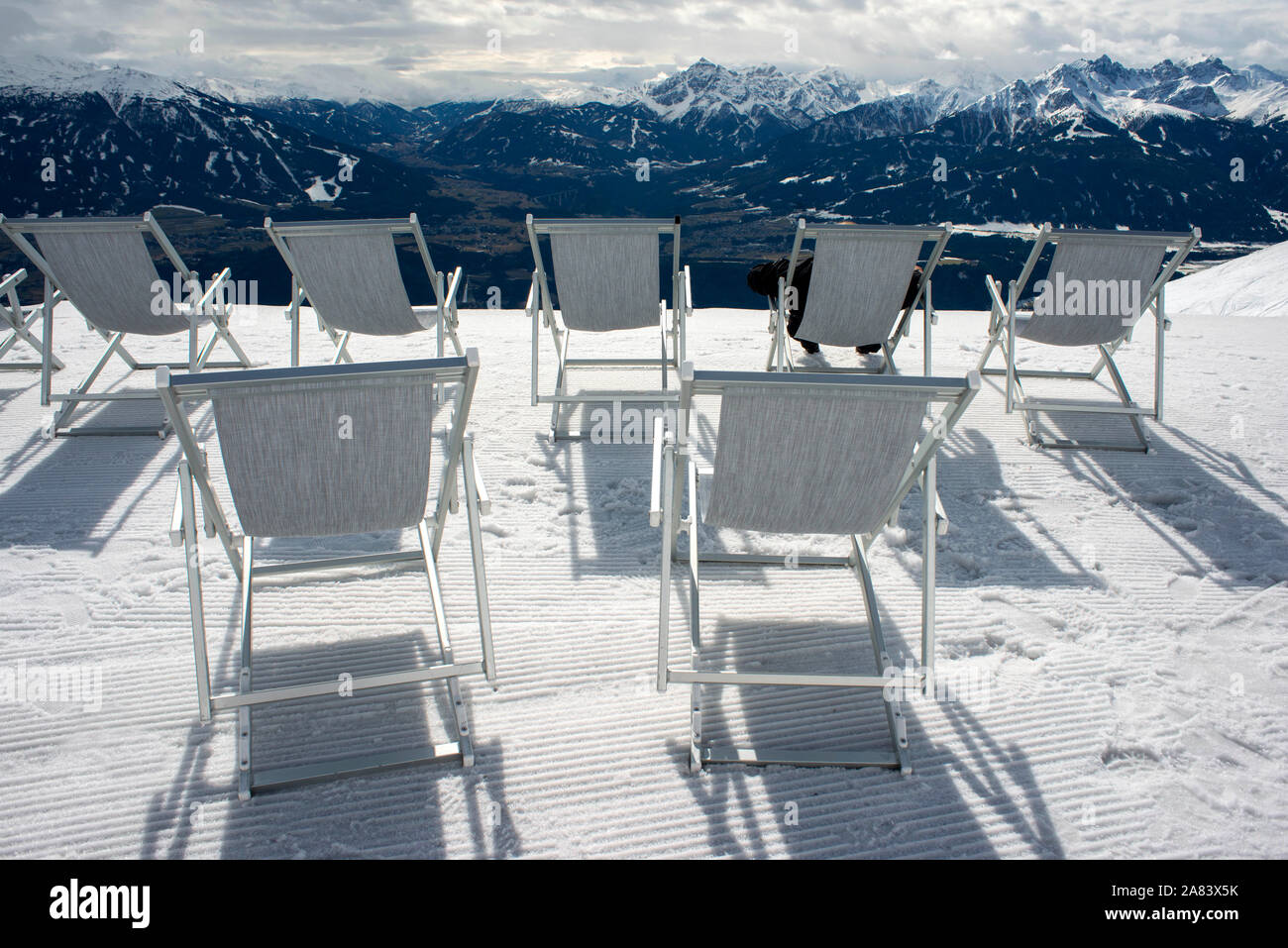 Struttura di poltrona sdraio per appoggio in Nordkette sky resort di montagna e piste da sci vicino a Innsbruck in Tirolo Austria Foto Stock