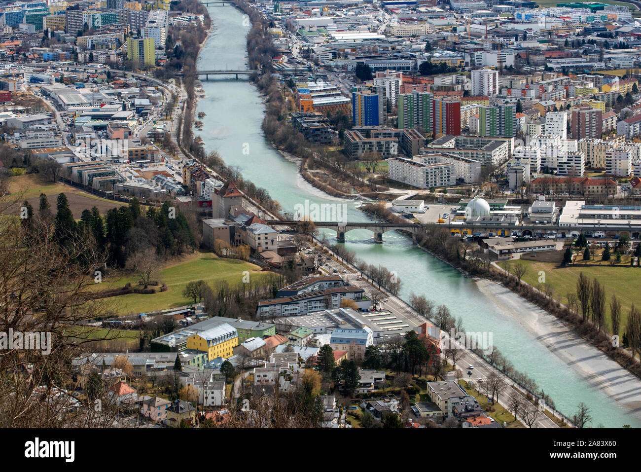 La città e il fiume Inn da Nordkette sky resort di montagna e piste da sci vicino a Innsbruck in Tirolo Austria fiume Inn con Innsteg ponte pedonale e Hu Foto Stock