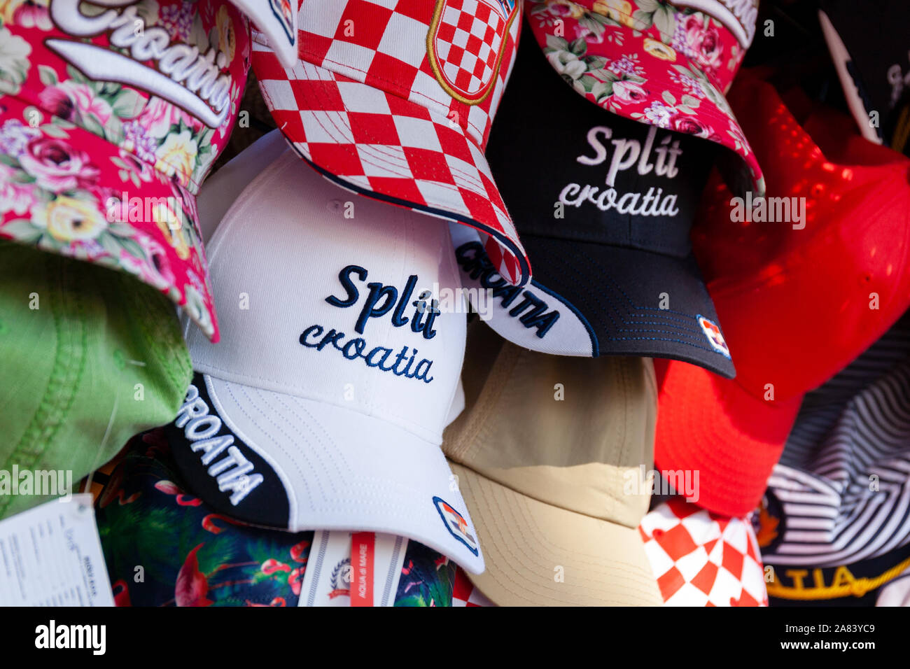I cappelli da baseball allineate in un negozio di souvenir in Split, Croazia Foto Stock
