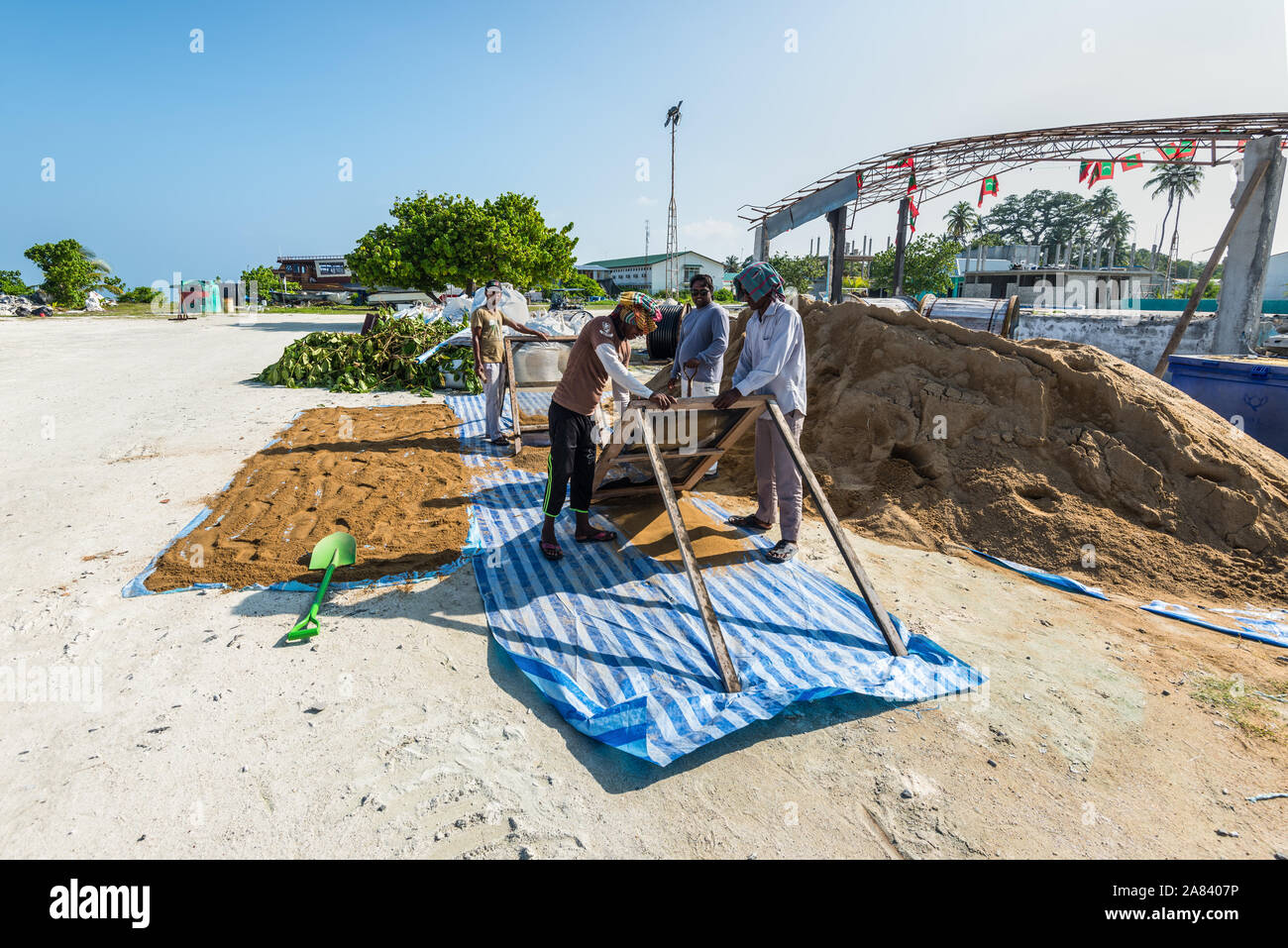 Huraa, Maldive - Novembre 19, 2017: costruttori locali di lavorare sotto il caldo sole sulla Huraa Island, Maldive. Foto Stock