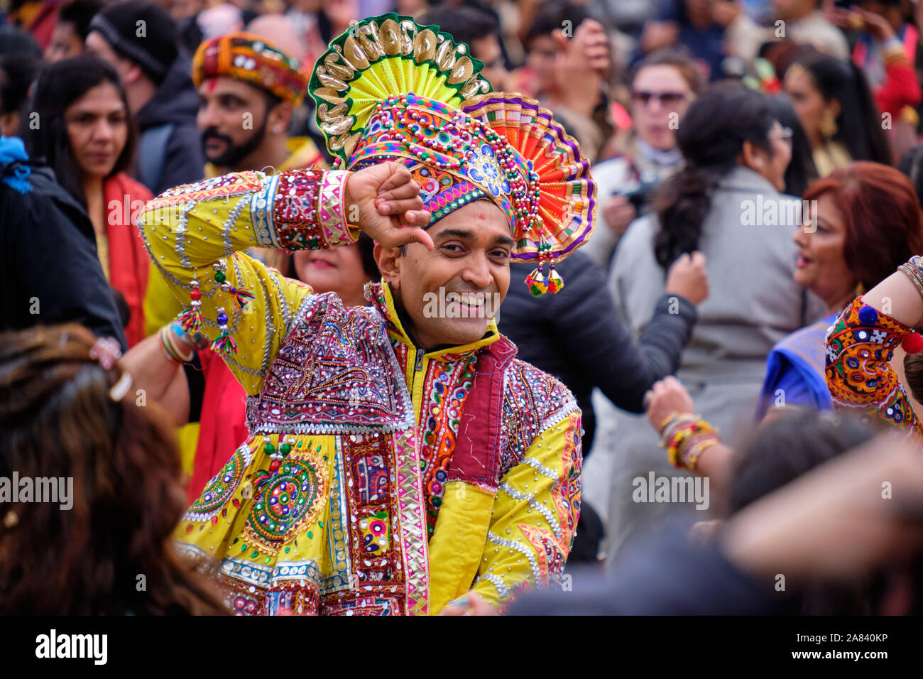 Abbigliamento tradizionale maschio indiano ballerini danzare nel mezzo della folla festante durante il Diwali celebrazioni a Londra, UK, 3 novembre 2019 Foto Stock
