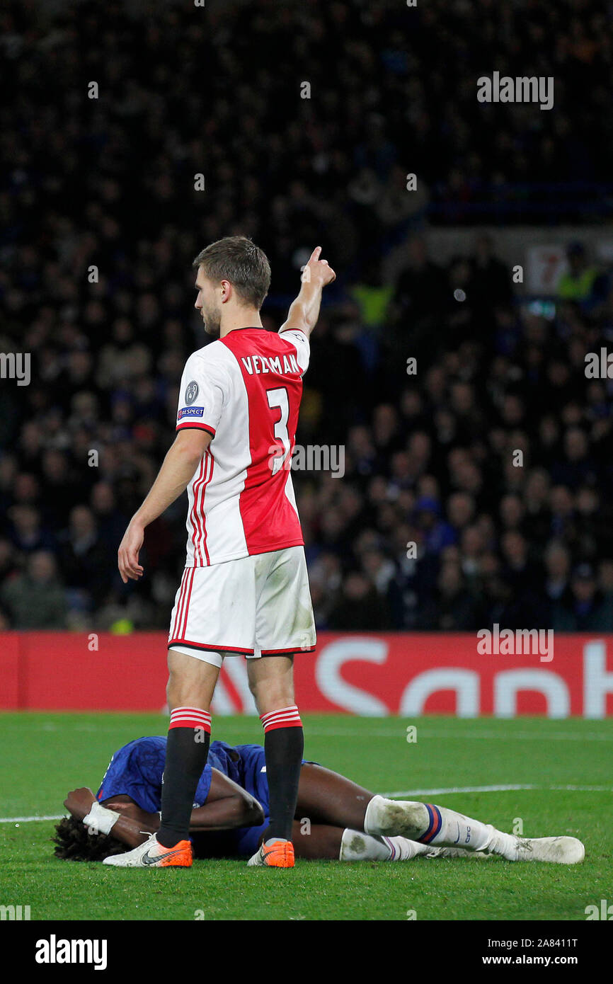 Londra, Regno Unito. 05 Nov, 2019. Jo'l Veltman di Ajax Amsterdam gesti per la sfera per essere fuori a calci con Tammy Abramo di Chelsea inclini durante la UEFA Champions League match di gruppo tra Chelsea e Ajax a Stamford Bridge, Londra, Inghilterra il 5 novembre 2019. Foto di Carlton Myrie/prime immagini multimediali. Credito: prime immagini multimediali/Alamy Live News Foto Stock