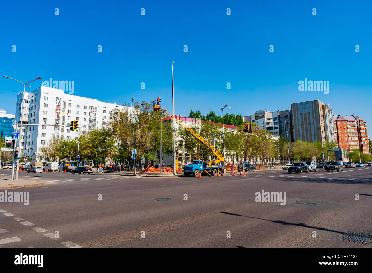 Nur-Sultan Astana Roadworks lavoratori sono il fissaggio della strada le telecamere di sorveglianza su un soleggiato Blue Sky giorno Foto Stock