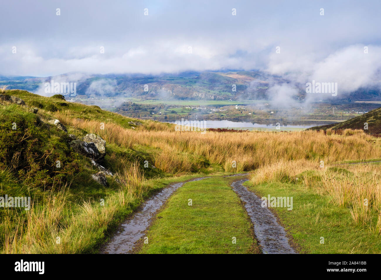 Agriturismo via in Rhinog colline sopra Afon Dwyryd estuario del fiume con basse nubi sulle montagne del nord del Snowdonia. Eisingrug Harlech Gwynedd Wales UK Foto Stock