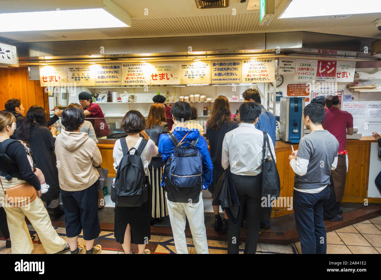 Osaka, Giappone - 3 Novembre 2019: persone mangiare in Izakaya, un tipo di giapponese informale pub e un luogo informale per il dopo-lavoro di bere. Foto Stock