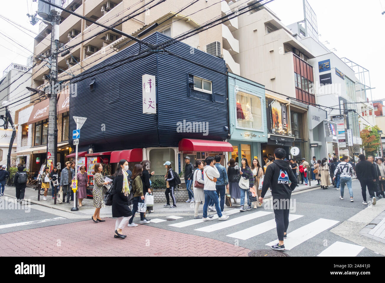 Osaka, Giappone - la gente a piedi nel quartiere Shinsaibashi Foto Stock