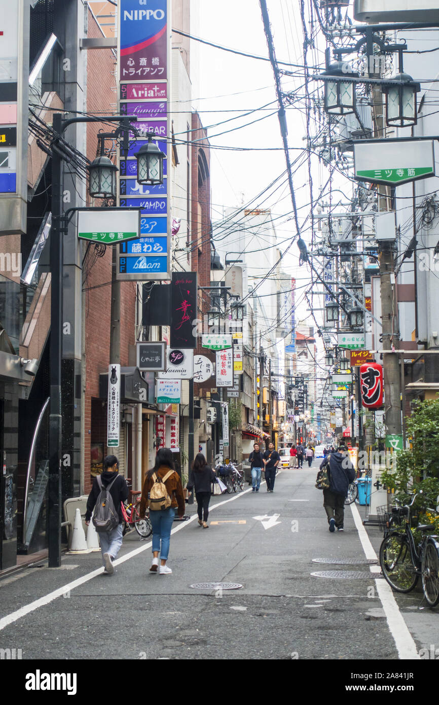 Osaka, Giappone - la gente a piedi nel quartiere Shinsaibashi Foto Stock