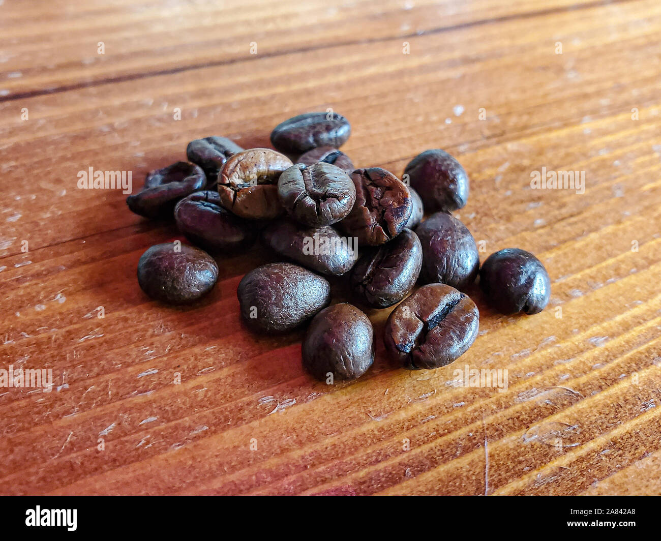 Caffé tostato fagioli composizione su uno sfondo di legno, espresso italiano Foto Stock
