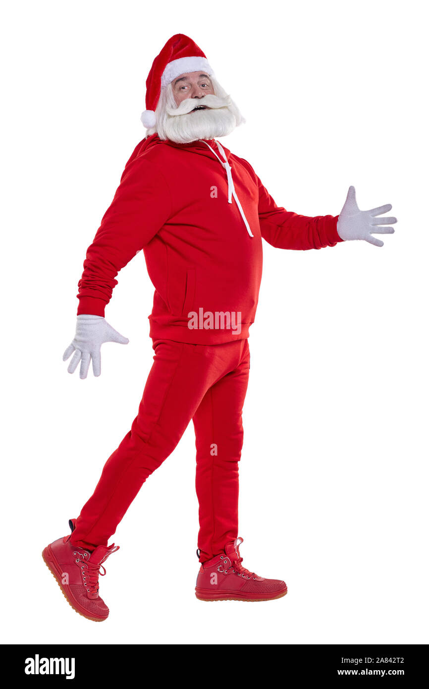 Ritratto di una Santa Claus in posa sportsware rosso in piena crescita isolato su bianco. Bianco-dai capelli uomo anziano con barba e baffi cercando Foto Stock