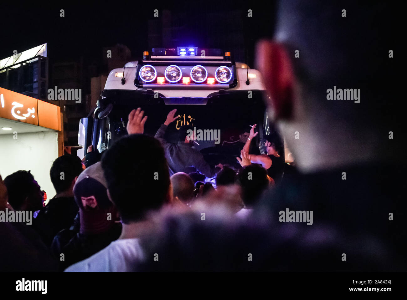 Manifestanti fermare un camion sulla Ring Road nel centro cittadino di Beirut. Il popolo del Libano ha preso per le strade ancora domenica, il diciottesimo giorno di un aumento contro la corruzione e la cattiva gestione del governo. Nonostante il Primo Ministro Hariri dimissionario, le proteste continuano. Foto Stock