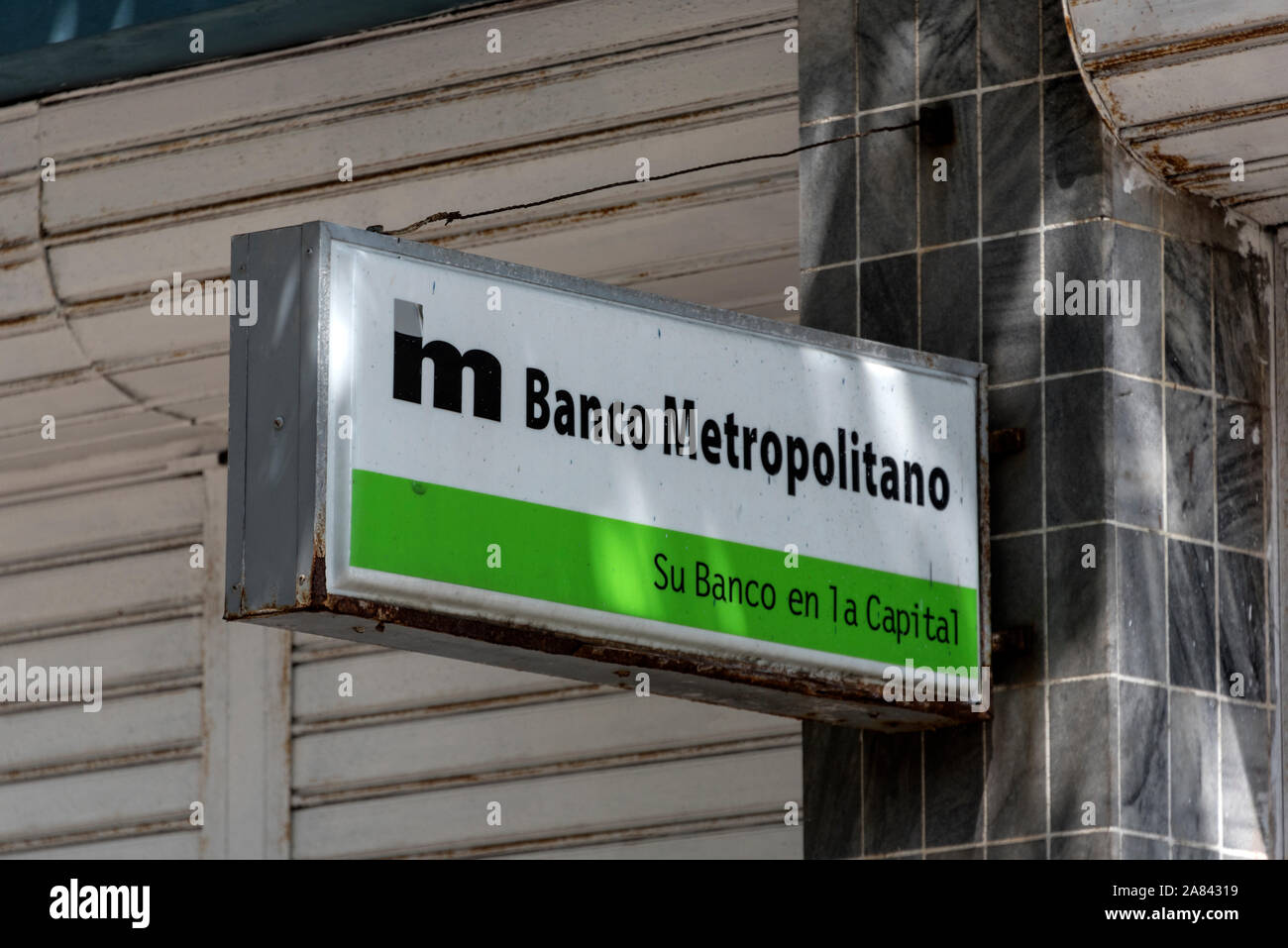 Un segno di M Banco Metropolitano - M Metropolitan Bank ATM in Avana, Cuba. Banche di Cuba sono pochi e distanti tra loro. Foto Stock