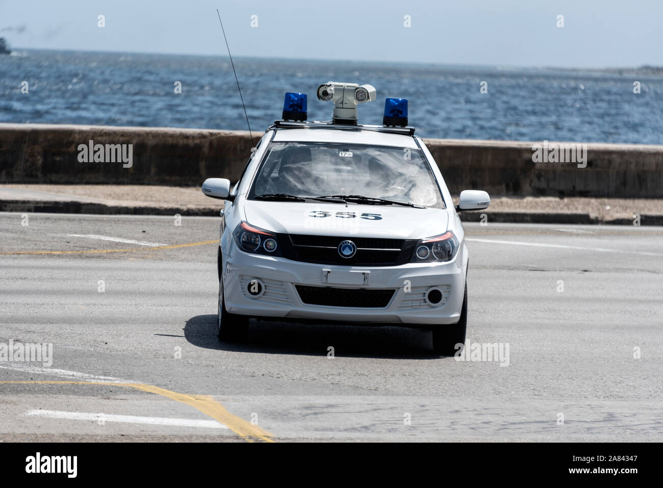 La polizia cubana guida un'auto Lada costruita in Russia a l'Avana, Cuba Foto Stock