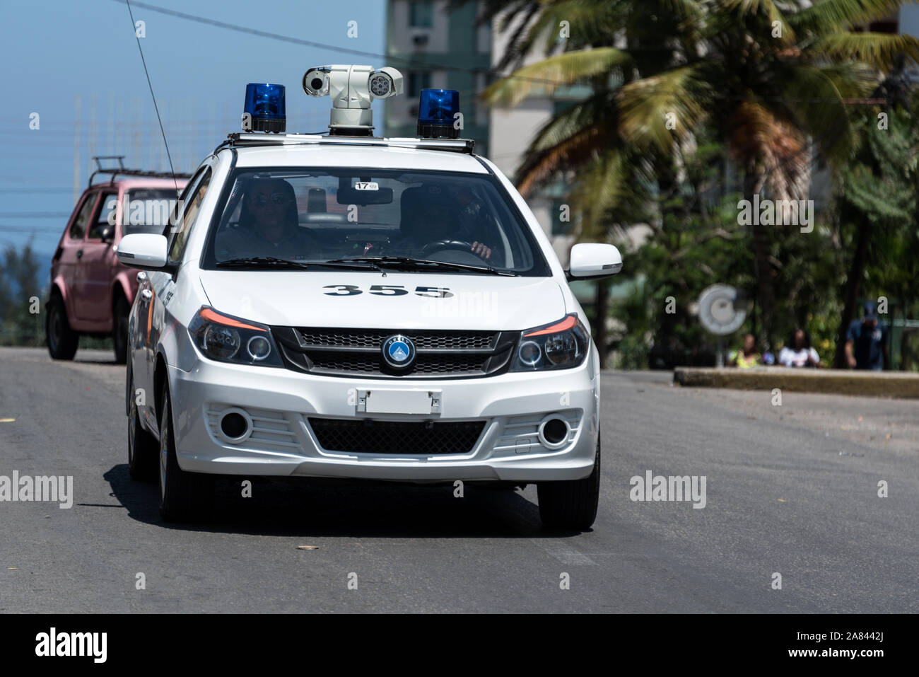 La polizia cubana guida un'auto Lada costruita in Russia a l'Avana, Cuba Foto Stock