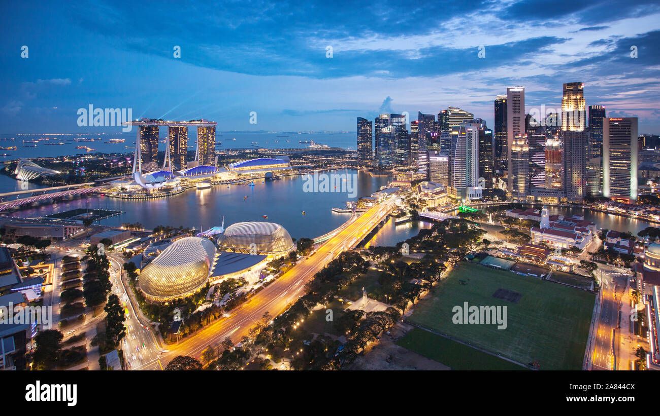 Lo skyline di Singapore presso la Marina durante il crepuscolo. Foto Stock