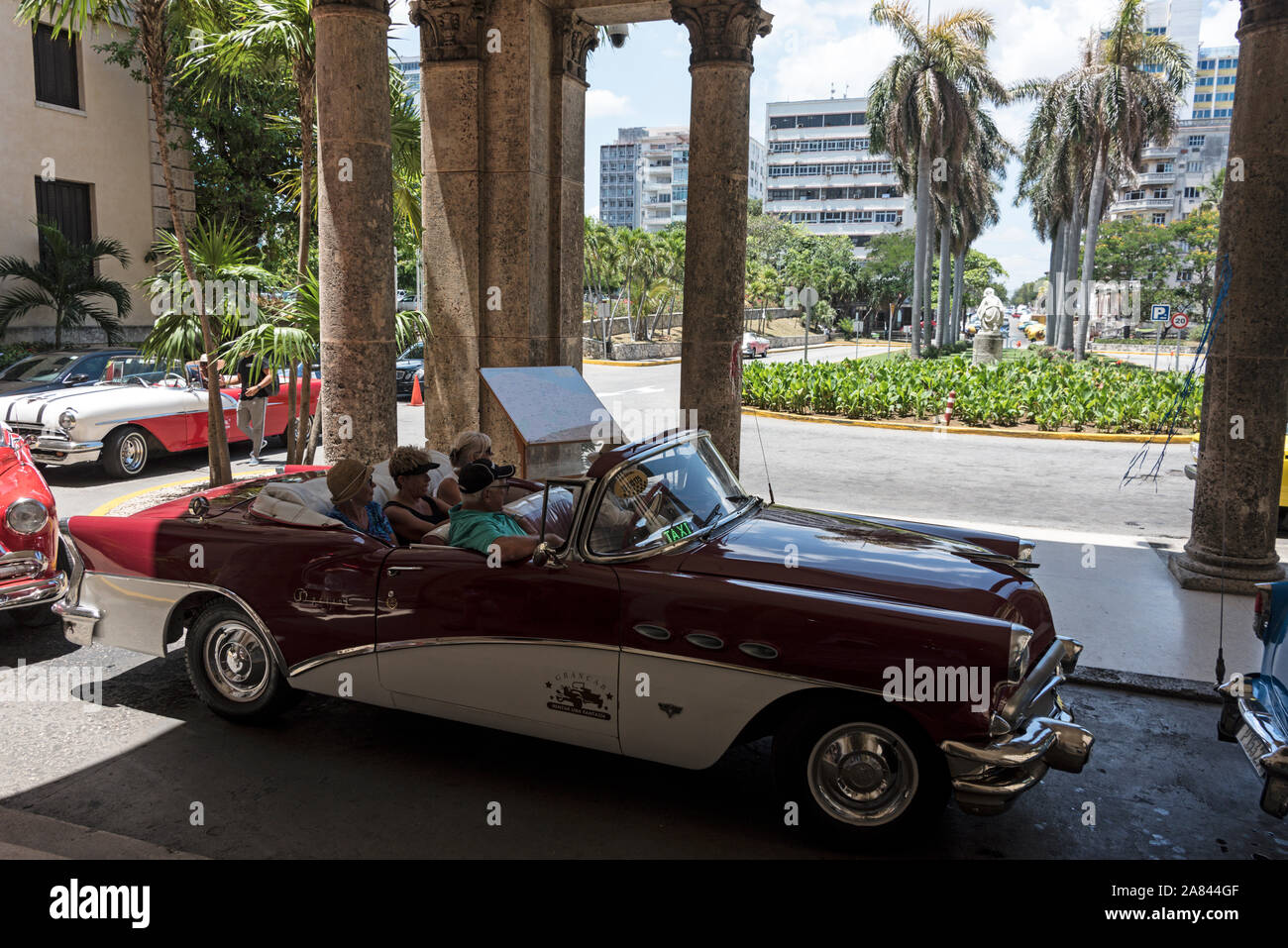 Una flotta di auto convertibili classiche americane si possono portare i turisti, soggiornando all'Hotel Nacional de Cuba costruito nel 1930 (Hotel National of Cuba), su un Foto Stock