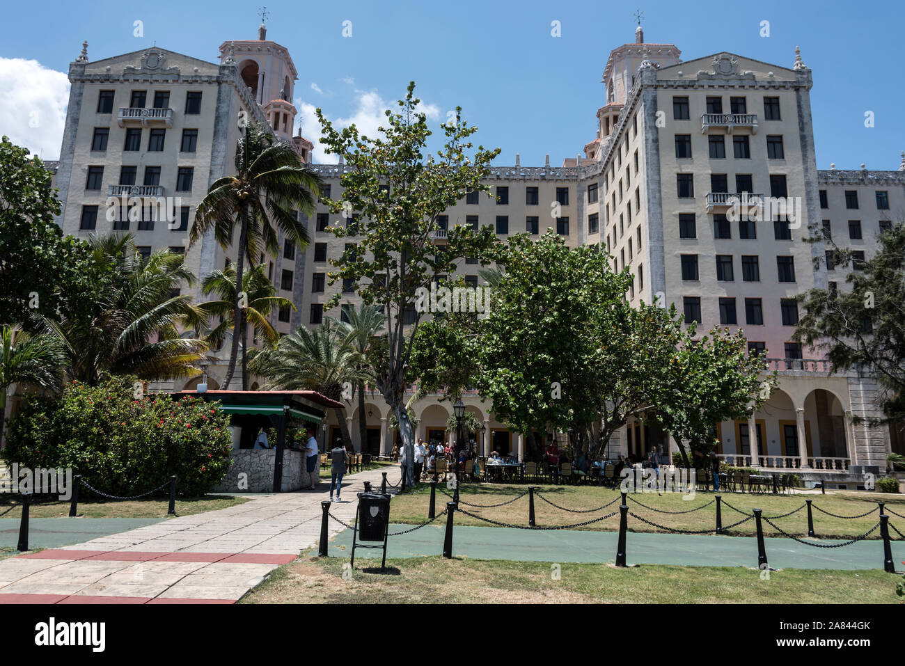 Il 1930 costruito Hotel Nacional de Cuba (Hotel National di Cuba) è un monumento nazionale ed è situato su di una bassa collina che si affaccia sul mare nel Vedado Foto Stock