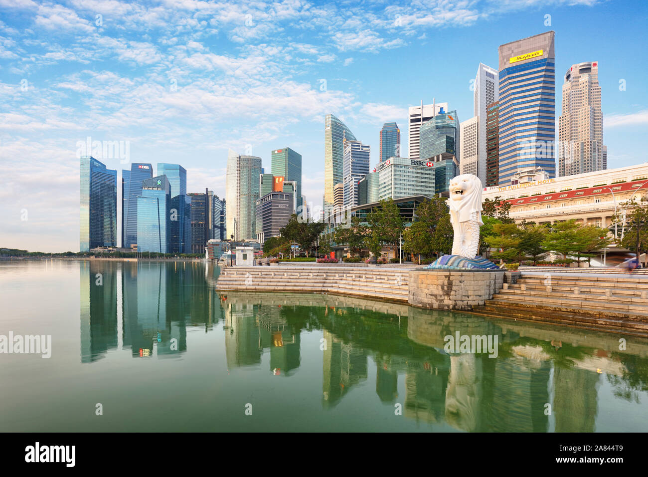 SINGAPORE - Ottobre 11, 2019: statua Merlion fontana nel Parco Merlion e Singapore skyline della città il 16 dicembre 2014. Questa fontana è uno di più abbiamo Foto Stock