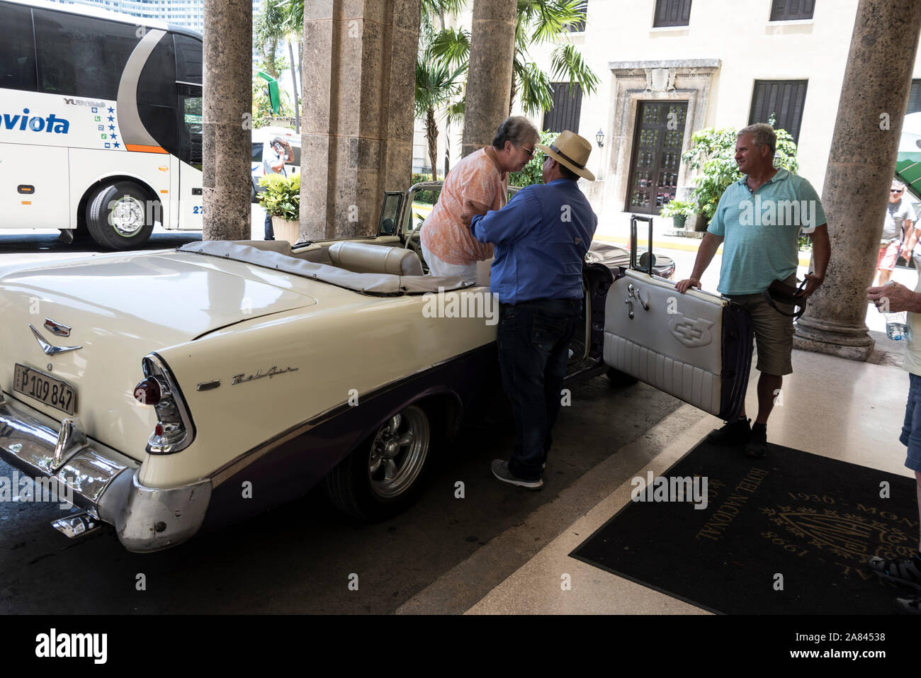 Una flotta di auto convertibili classiche americane si possono portare i turisti, soggiornando all'Hotel Nacional de Cuba costruito nel 1930 (Hotel National of Cuba), su un Foto Stock