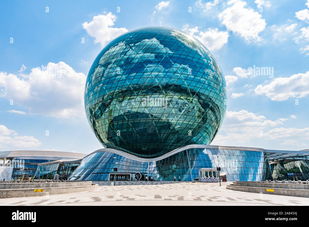 Nur-Sultan Astana EXPO 2017 Nur Alem Pavilion notevole patrimonio artistico a forma di sfera edificio di vetro su un soleggiato Blue Sky giorno Foto Stock