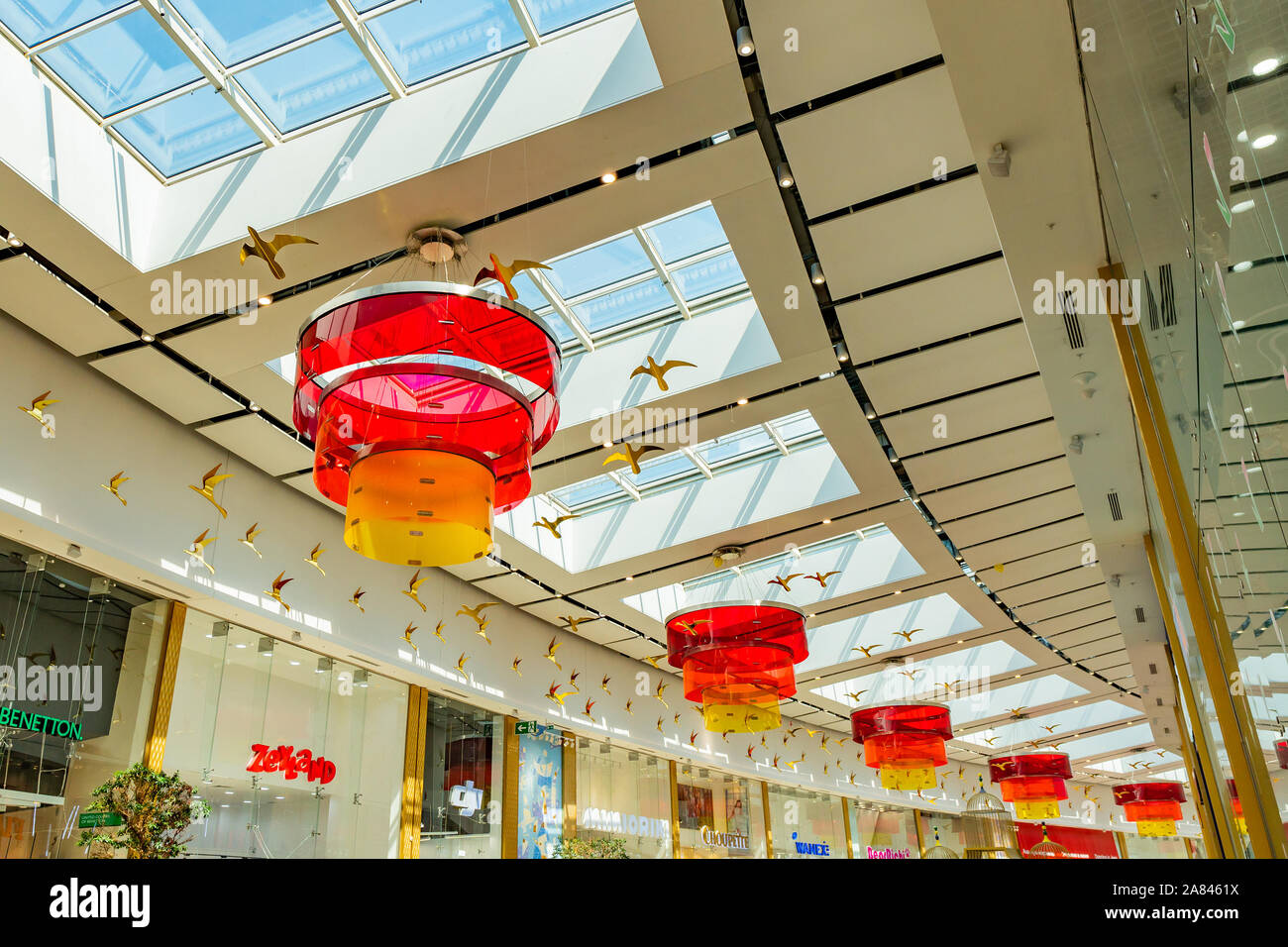 Nur-Sultan Astana Mega Silkway Shopping Mall pittoresco rosso a soffitto lampioncini colorati su un soleggiato Blue Sky giorno Foto Stock