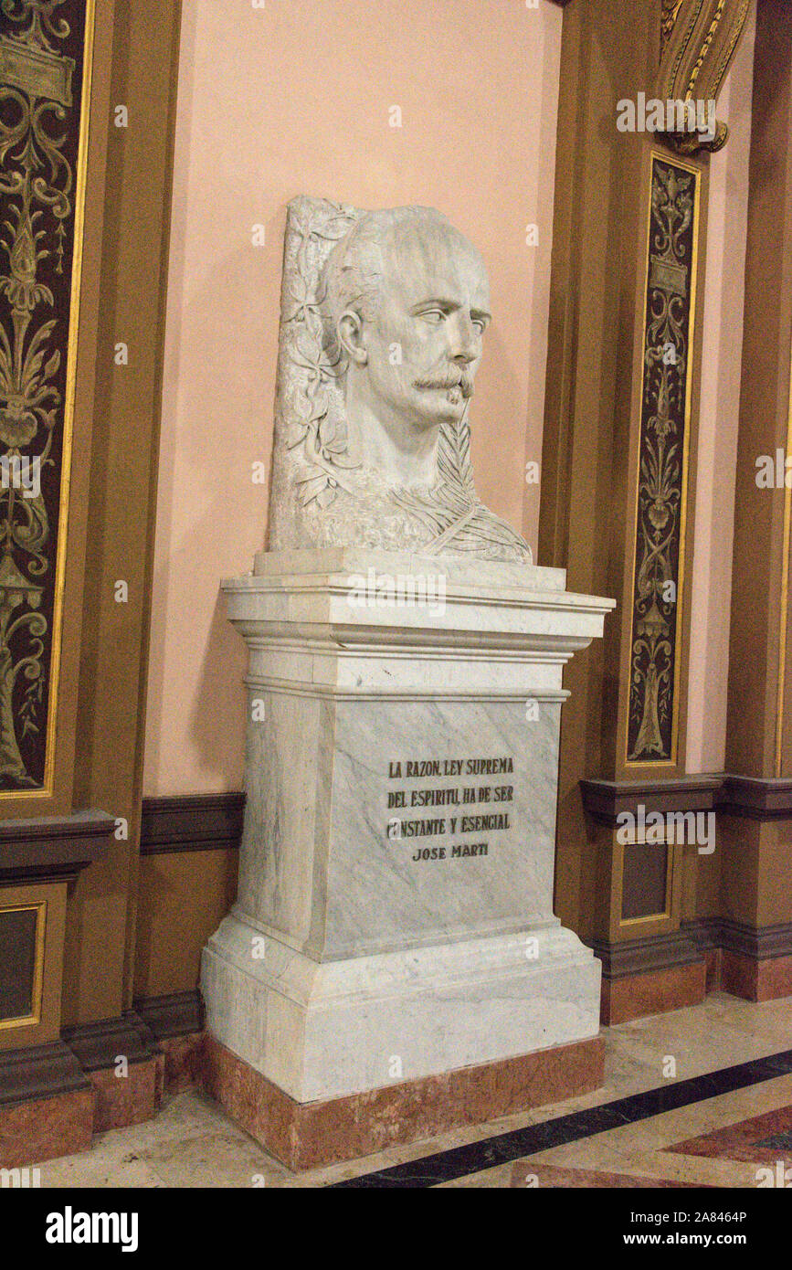 Un busto di José Julián Martí Pérez, eroe nazionale cubano (1853-1895) vicino all'ingresso principale di El Capitolio - Assemblea Nazionale del potere dei popoli (nati Foto Stock