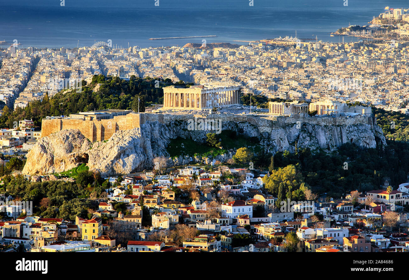 Vista aerea su Atene con te Acropoli e porto dalla collina di Lycabettus, Grecia all'alba Foto Stock