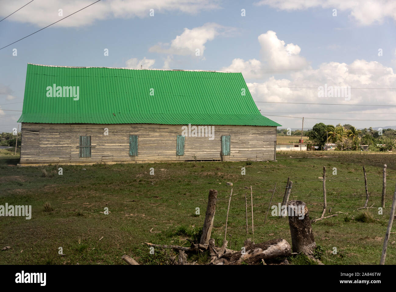 Un tetto dipinto di verde brillante di un capannone di essiccazione delle foglie di tabacco cubano in una fattoria produttrice di tabacco nella Valle de Vinales. L'area è dichiarata patrimonio dell'umanità dell'UNESCO Foto Stock