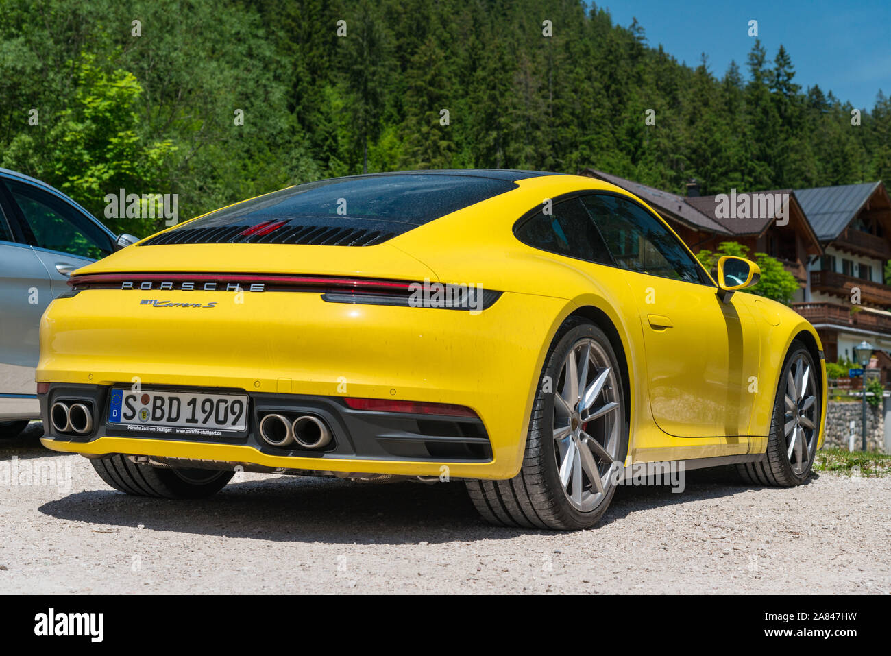 Antenbichl, Germania - 11 Giugno 2019: Giallo sportcar Porsche Carrera 911 di fronte all'hotel Foto Stock