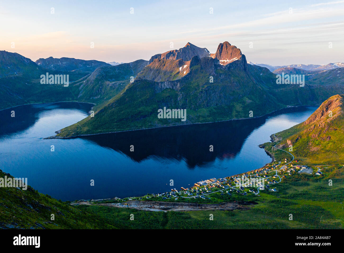 La cittadina di Fjordgård accoccolato tra le montagne di Senja in Norvegia Foto Stock