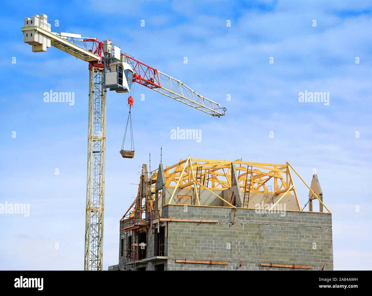 Utilizzo di una gru per la costruzione del tetto di una casa Foto stock -  Alamy
