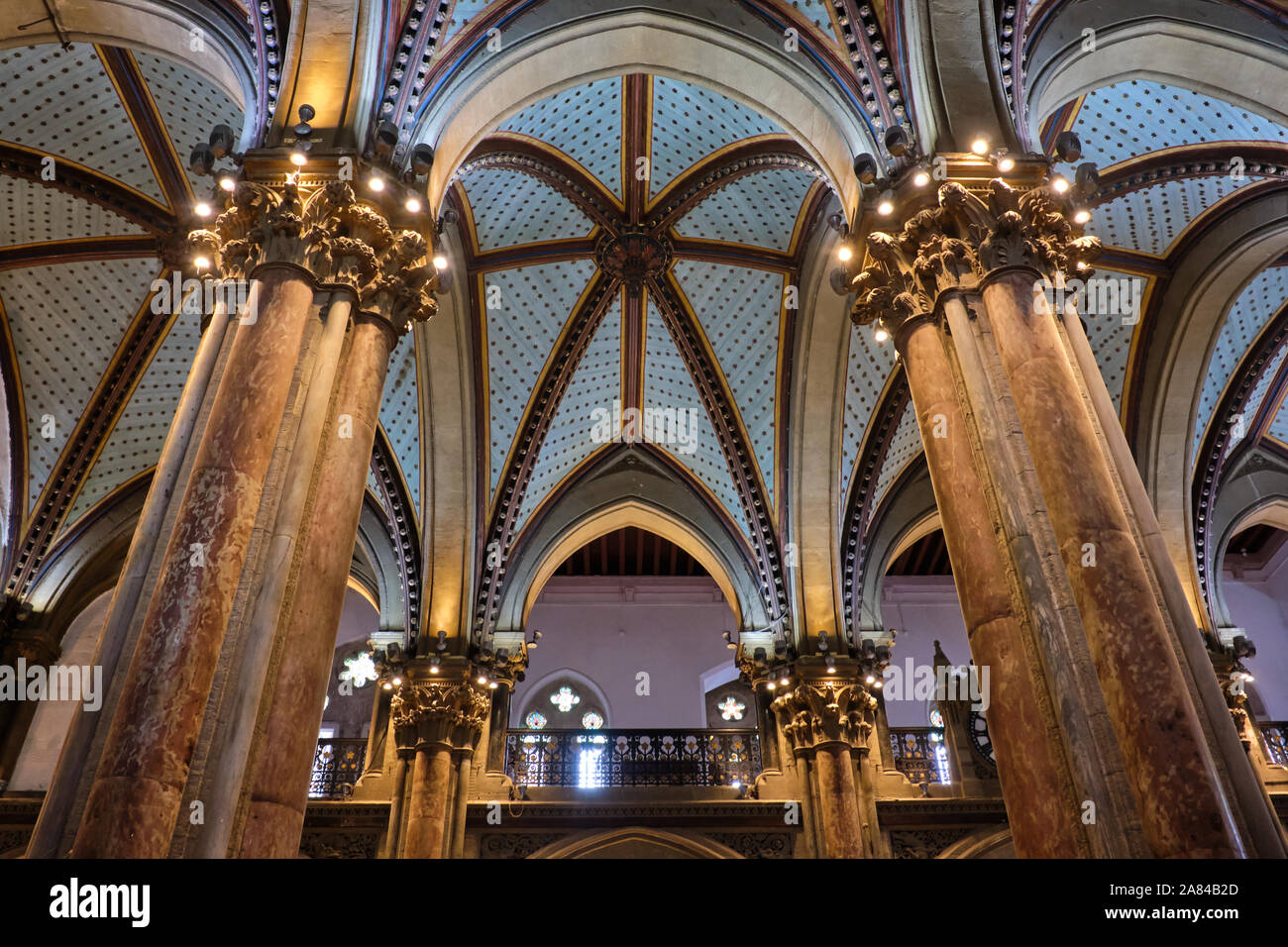 L'imponente in stile gotico nel tetto l'atrio biglietteria di Chhatrapati Shivaji Maharaj Terminus (CSMT) in Mumbai, India, un patrimonio UNESCO building Foto Stock