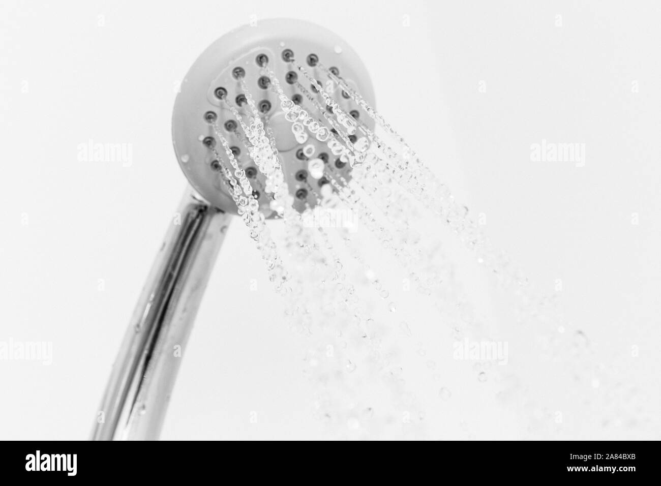 Testa di doccia in esecuzione scende e flussi di acqua Foto Stock