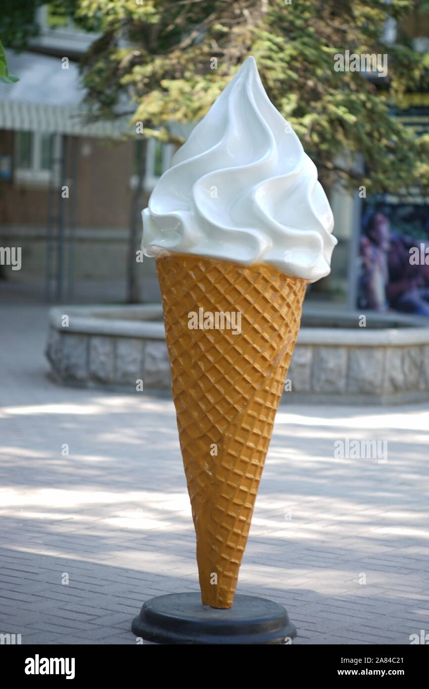 Grandi mockup del gelato in un cono di cialda in estate il parco. Foto Stock