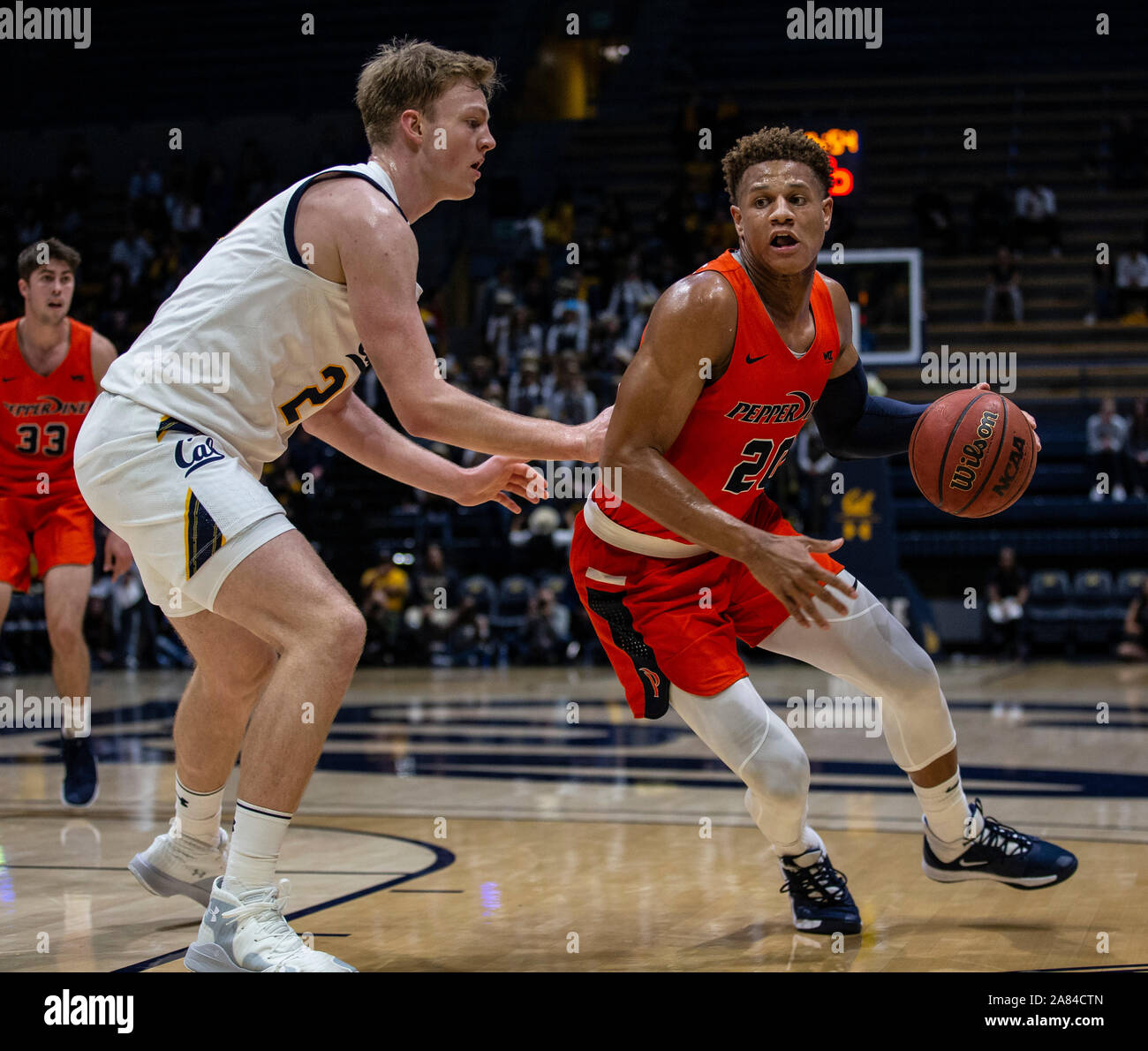 Hass Pavilion Berkeley CALIFORNIA, STATI UNITI D'AMERICA. 05 Nov, 2019. CA U.S.A. Avanti Pepperdine Kameron Edwards (20) rigidi per il cestello durante il NCAA di pallacanestro degli uomini di gioco tra Onda Pepperdine e la California Golden Bears 71-87 perso a Hass Pavilion Berkeley in California Thurman James/CSM/Alamy Live News Foto Stock