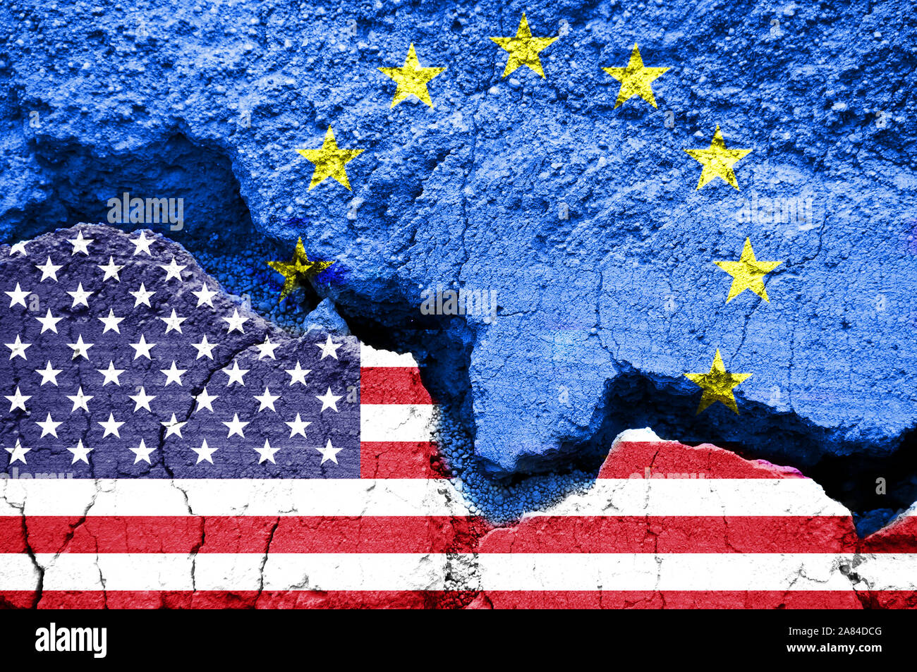 Americani e bandiere europee su sfondo incrinato. Concetto di crisi e di guerra commerciale tra Stati Uniti ed Europa Foto Stock