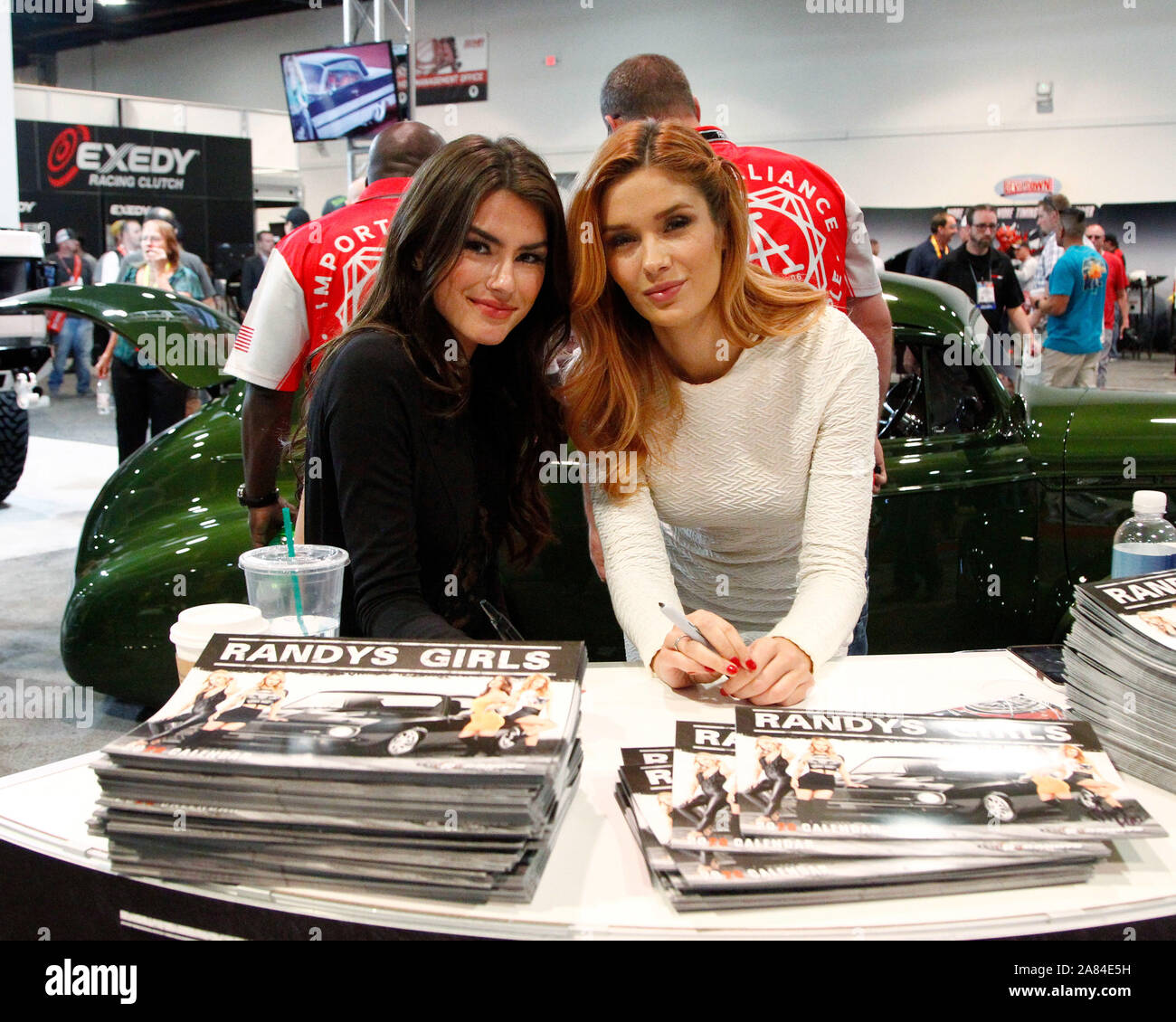 Las Vegas, Stati Uniti. 6 Nov, 2019. Modelli Alex Denning e Rae Wawrzyniak autografo calandre per ventilatori durante il 2019 SEMA Show, presso il Las Vegas Convention Center di Las Vegas, Nevada, Martedì, 5 novembre 2019. Foto di James Atoa/UPI Credito: UPI/Alamy Live News Foto Stock