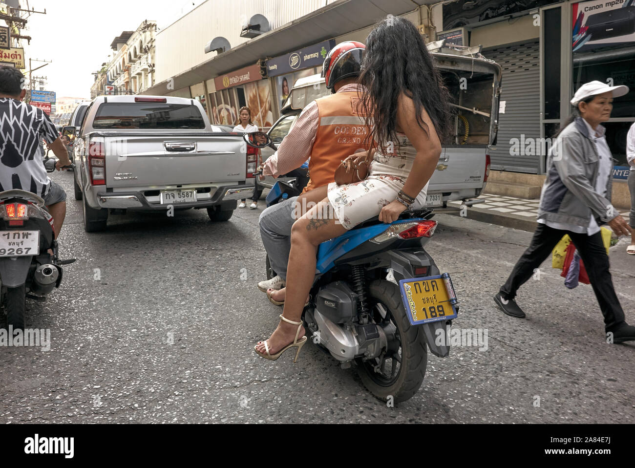 Thailandia motociclo taxi con passeggero femmina, Thailandia, scene di strada, sud-est asiatico Foto Stock