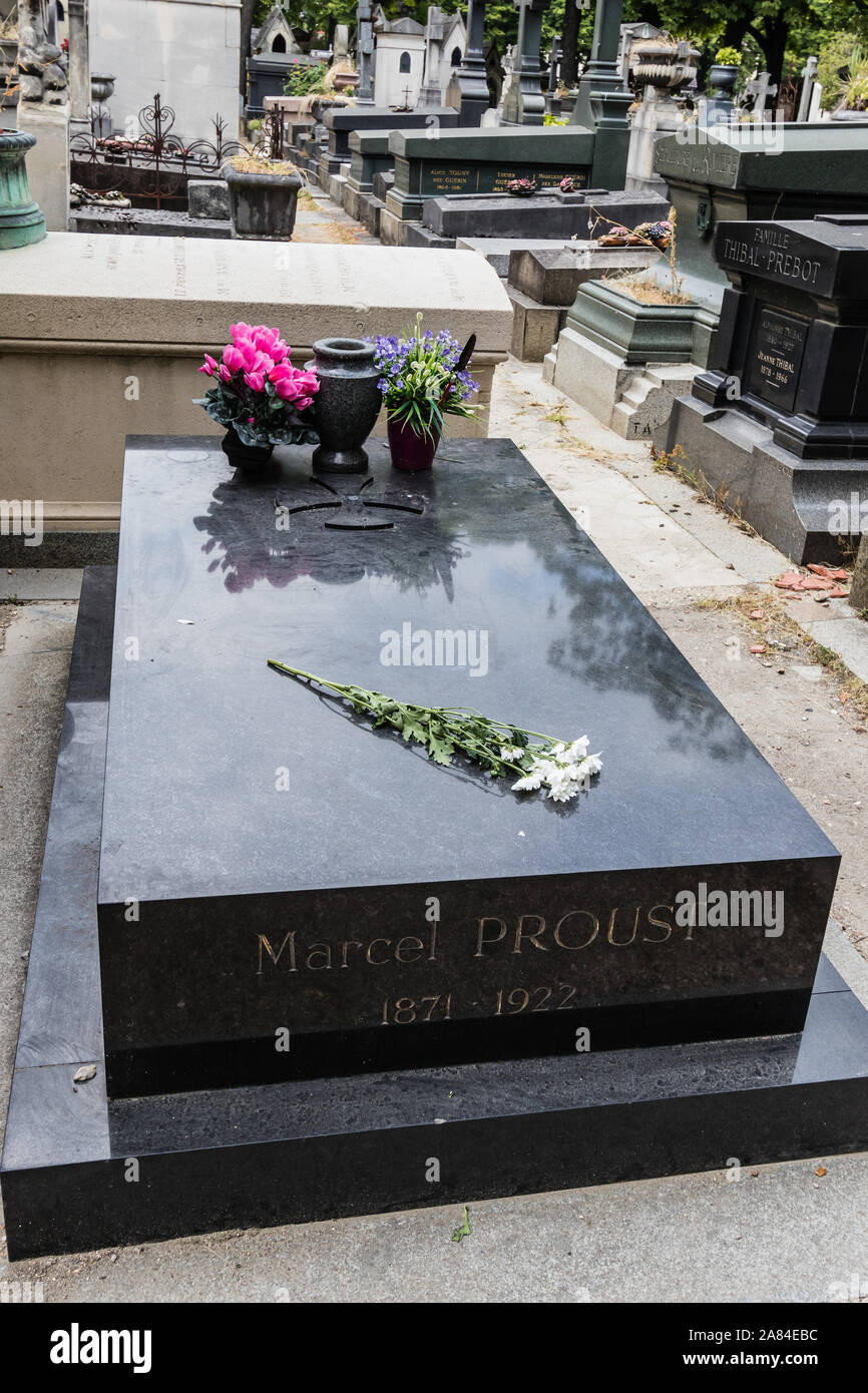 Una tomba di Marcel Proust, un romanziere francese e suo fratello Robert nel cimitero di Père Lachaise, Parigi Foto Stock
