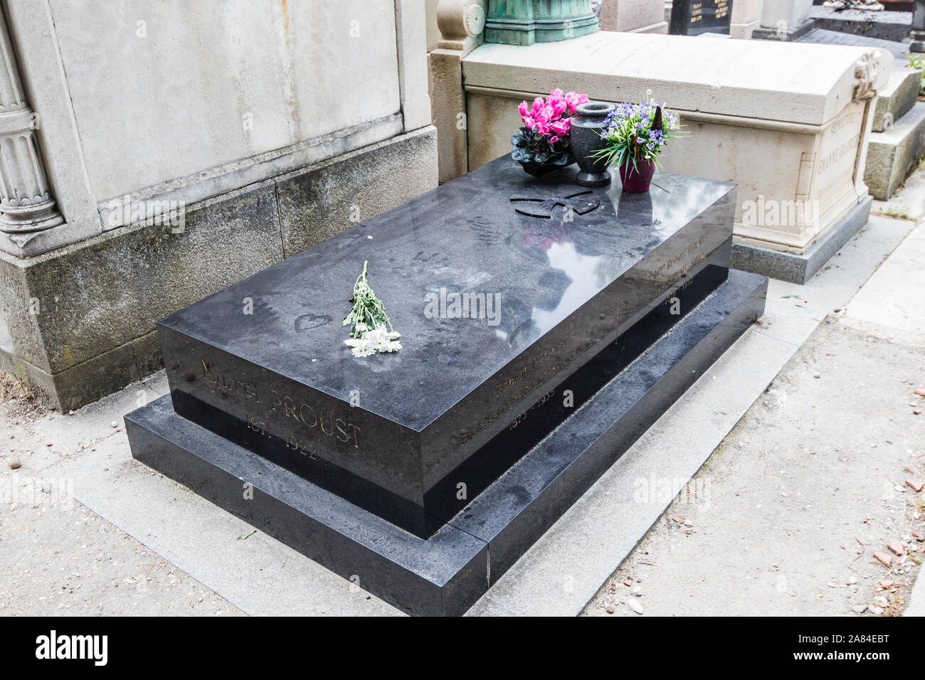 Una tomba di Marcel Proust, un romanziere francese e suo fratello Robert nel cimitero di Père Lachaise, Parigi Foto Stock