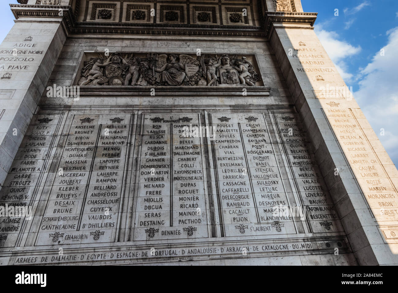 La facciata interna del pilastro sud con incisi i nomi dei capi militari della Rivoluzione Francese e Impero. L'Arc de Triomphe, Parigi Foto Stock